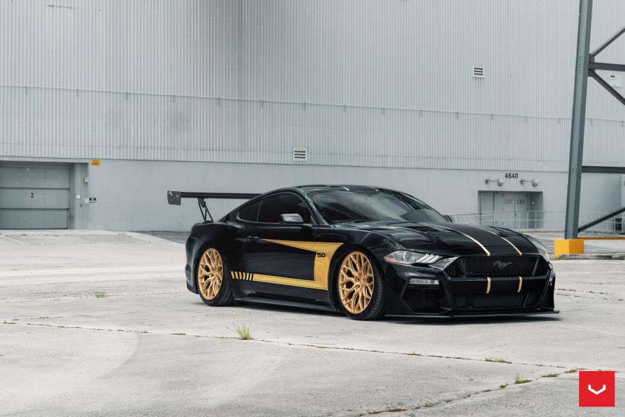  Ford Mustang GT on Vossen Wheels (HF-2) 2019 года  (фото 1 из 12)